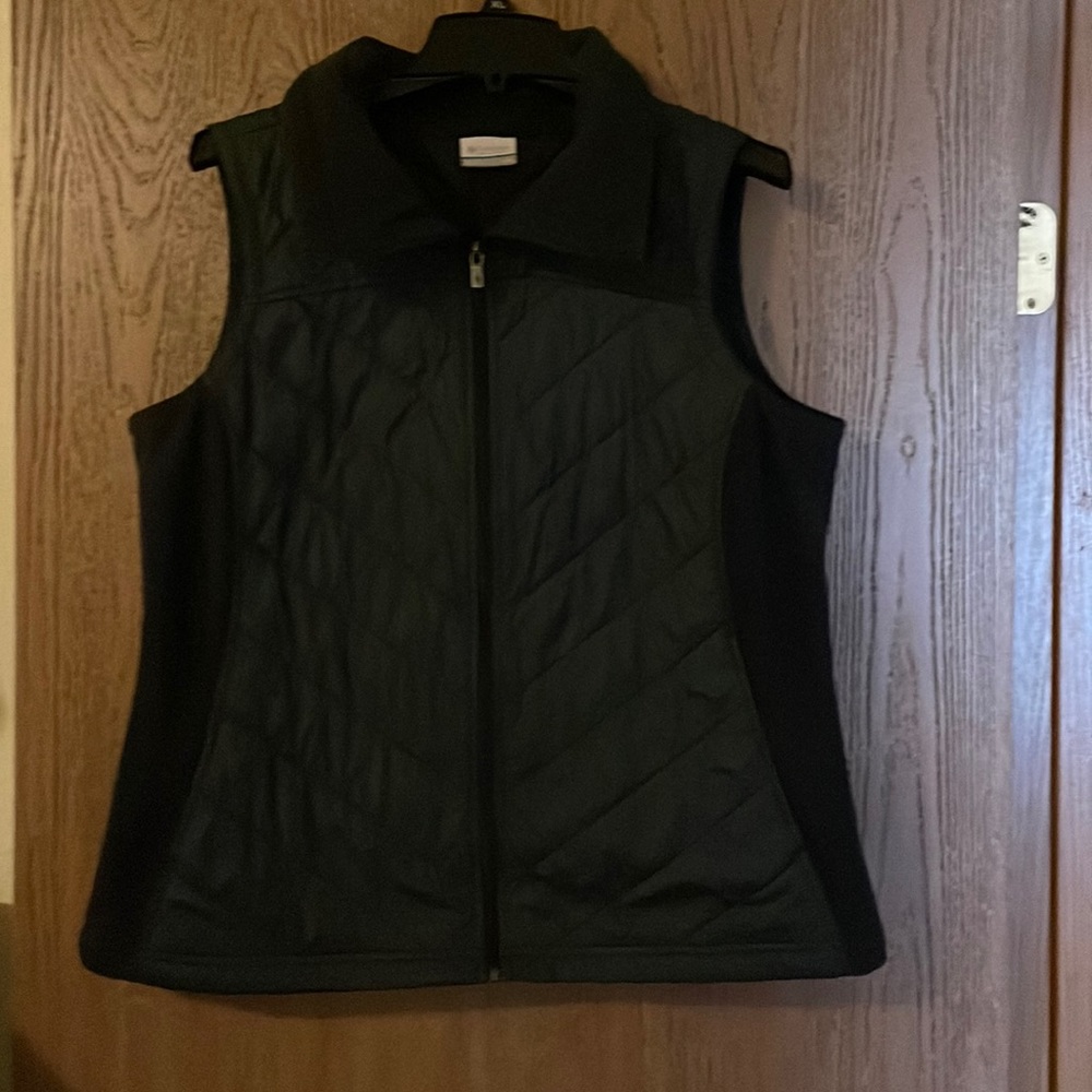 Gently used size XL Columbia vest. Very thin.